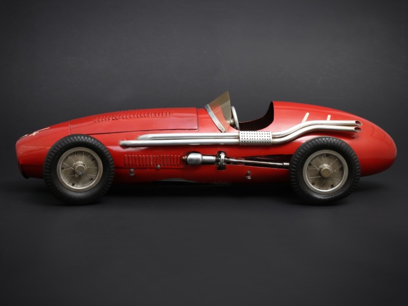 En vente :  MASERATI 250F MODELE REDUIT THERMIQUE POUR COURSE CIRCULAIRE CONTROLEE